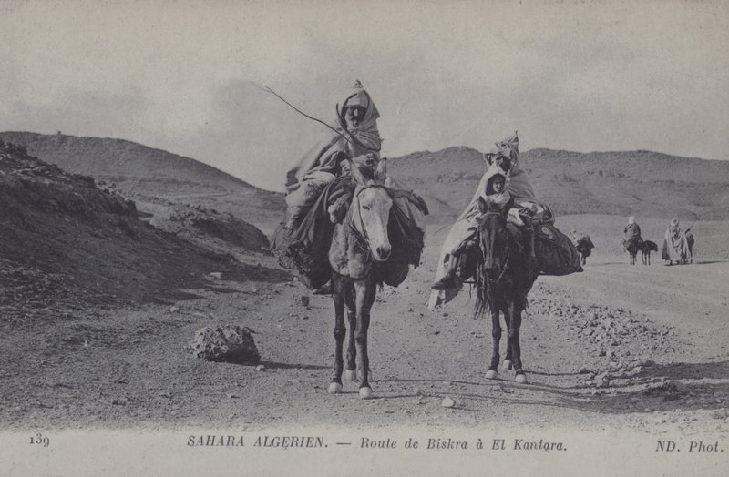 Reisende in der algerischen Sahara auf der Straße von Biskra nach El Kantara von Photographer French