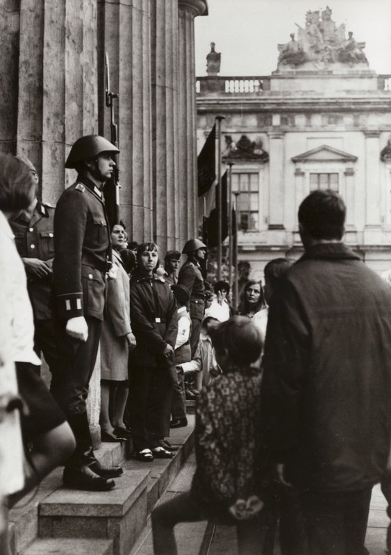 Am Denkmal für die Opfer des Faschismus und Militarismus ehren Soldaten der Nationalen Volksarmee die Pioniere des Friedens und des Sozialismus (s/w Foto) von Photographer German