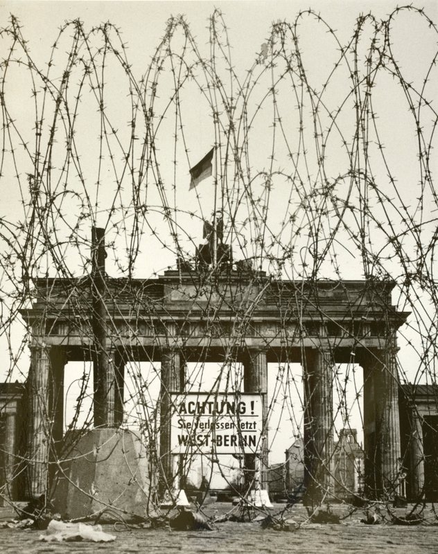 Stacheldraht vor dem Brandenburger Tor, Berlin, Deutschland, während der alliierten Besatzung der Stadt nach dem Zweiten Weltkrieg von Photographer German