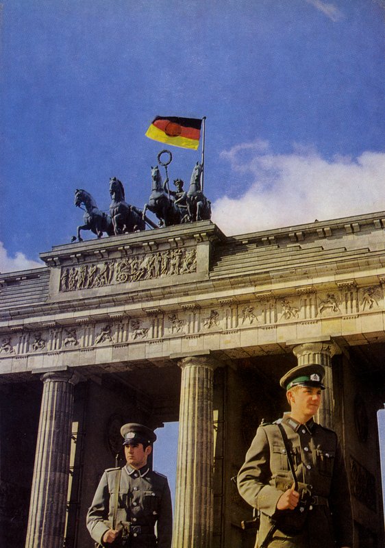 Berlin, die Hauptstadt der Deutschen Demokratischen Republik (Farbfoto) von Photographer German