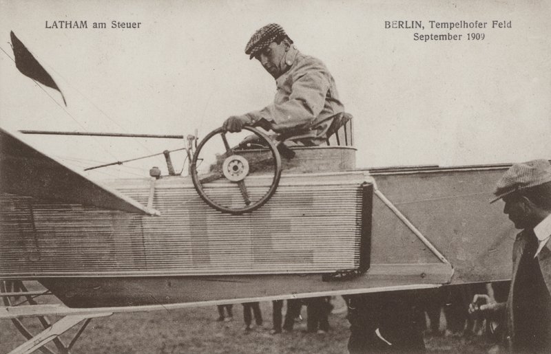 Der französische Flieger Hubert Latham am Steuer seines Flugzeugs, Tempelhofer Feld, Berlin, September 1909 von Photographer German