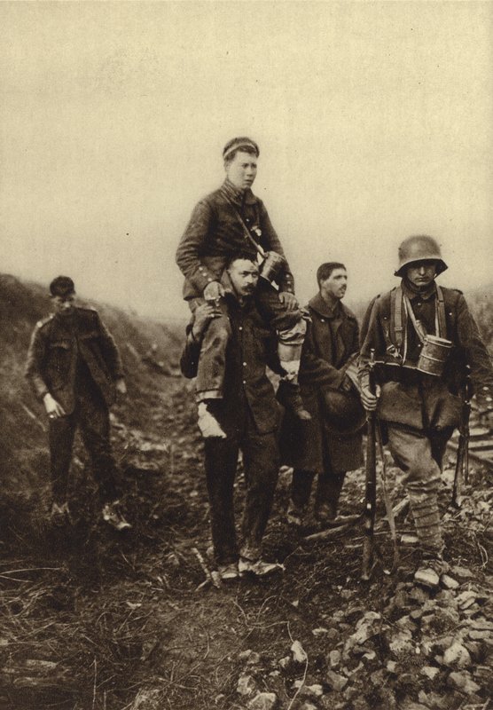 Deutscher Infanterist mit Beinwunde, der von britischen Gefangenen vom Schlachtfeld getragen wird, Erster Weltkrieg von Photographer German
