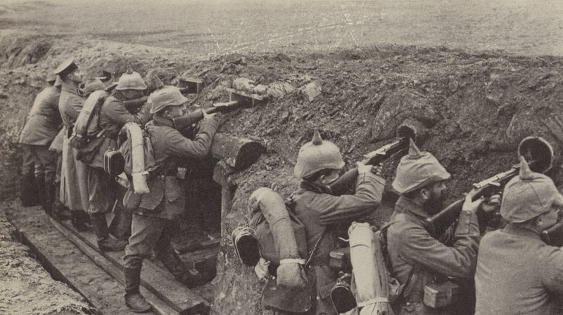Deutsche Soldaten in den Schützengräben in Flandern, die durch Schießscharten aus kleinen Holzkisten und Abwasserrohren schießen (s/w Foto) von Photographer German