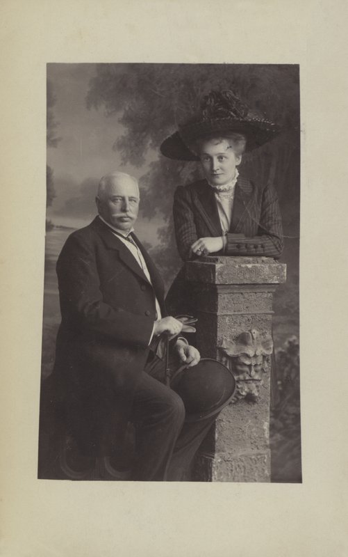 Graf Ferdinand von Zeppelin, deutscher Luftschiffkonstrukteur, und seine Frau Isabella von Photographer German