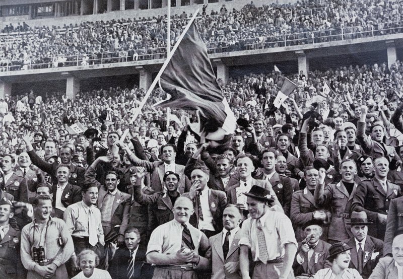 Italienische Fans unterstützen ihre Athleten im Stadion bei den Olympischen Spielen, Berlin, Deutschland von Photographer German