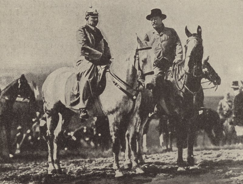 Kaiser Wilhelm II. von Deutschland und US-Präsident Theodore Roosevelt beobachten die deutschen Manöver von Photographer German