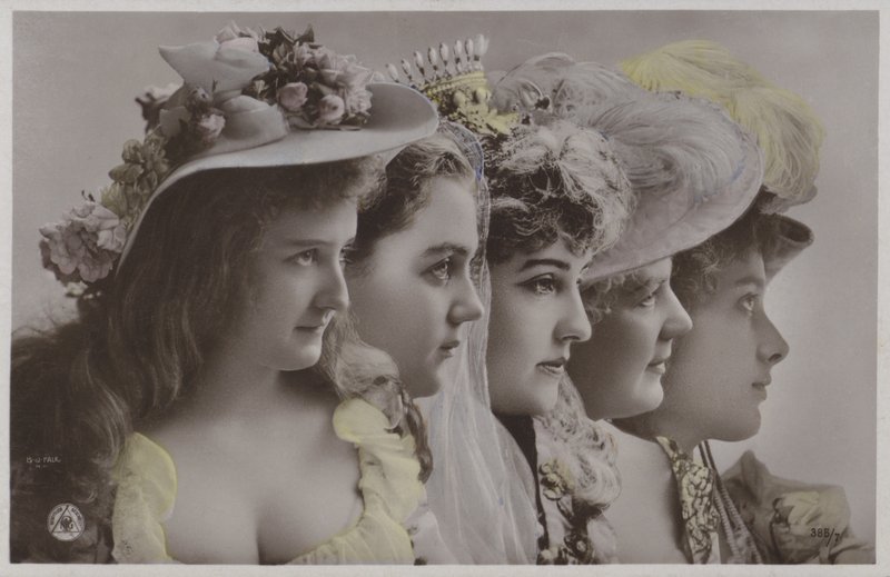 Reihe von Frauen in historischer Kleidung von Photographer German
