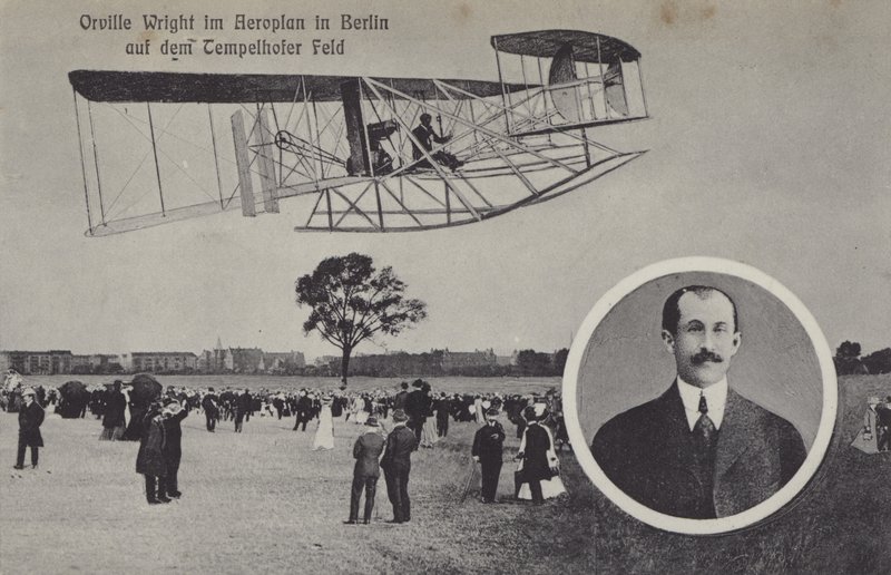 Orville Wright fliegt mit seinem Flugzeug über den Flugplatz Tempelhof, Berlin von Photographer German