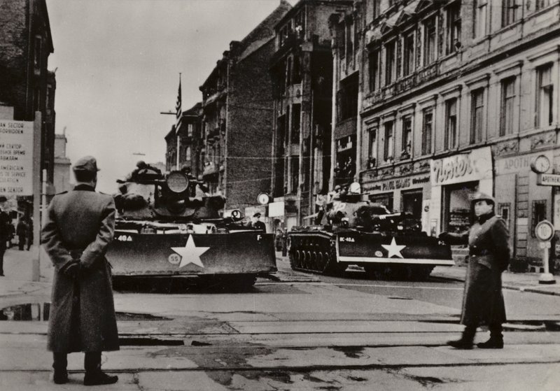 Besonders schwere Provokationen wurden zwischen dem 24. und 28. Oktober 1961 gestartet, als schwer bewaffnete US-Soldaten, unterstützt von Panzern, wiederholt die Staatsgrenze der Deutschen Demokratischen Republik verletzten (s/w Foto) von Photographer German