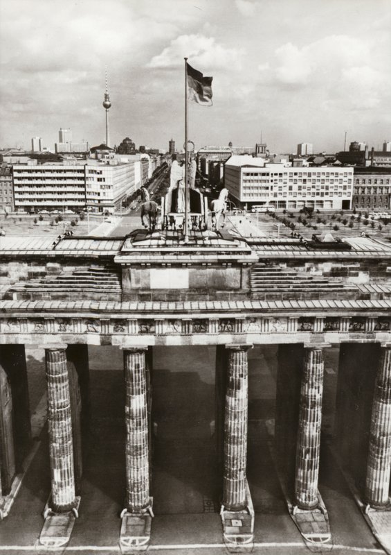 Geschützt durch sichere Grenzen geht der Aufbau der Hauptstadt der DDR weiter (s/w Foto) von Photographer German