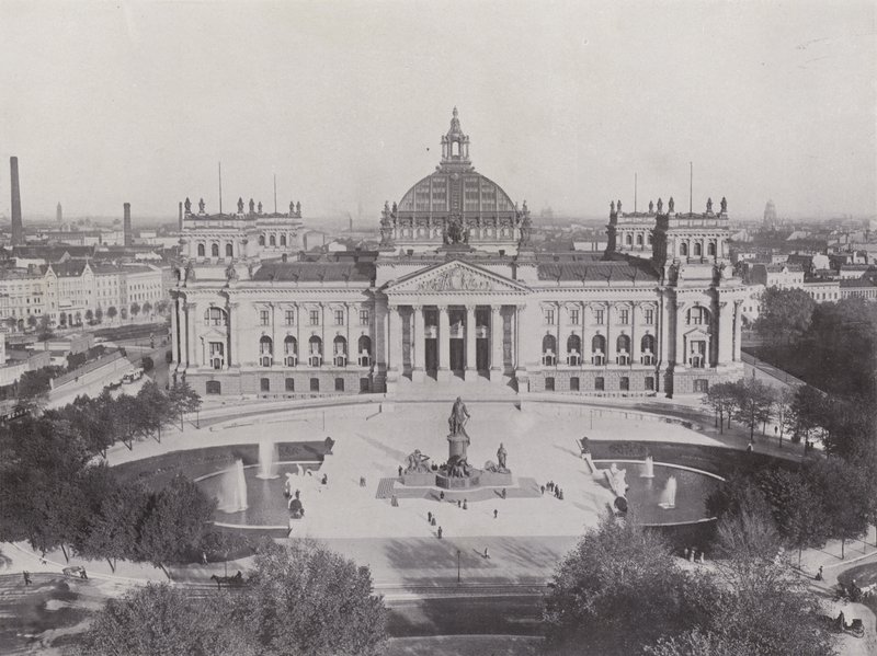 Reichstagsgebäude und Bismarck-Denkmal von Photographer German
