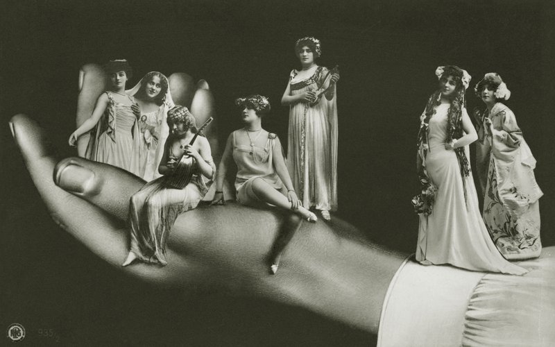Surreale Hand hält verschiedene Frauen von Photographer German