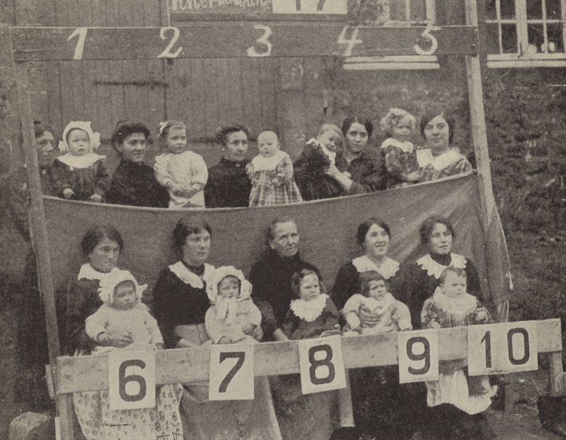 Frauen und Kinder des besetzten Nordfrankreichs posieren für ein deutsches Foto von Photographer German