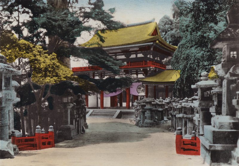 Japan, ca. 1912: Kasuga Shinto-Tempel, gegründet 767, in Nara, nahe Kyoto von Photographer Japanese