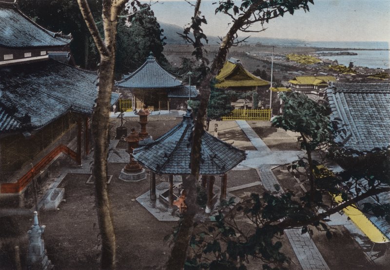 Japan, ca. 1912: Miidera, eine der 8 Ansichten von Ohmi, nahe Kyoto von Photographer Japanese