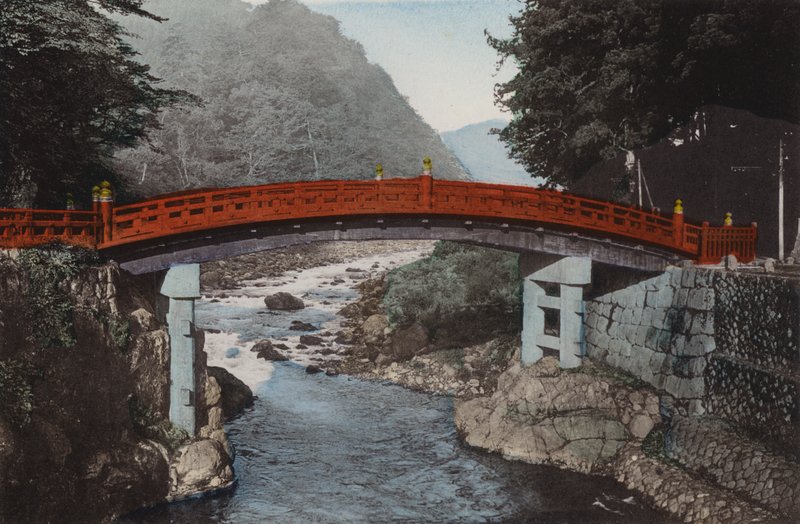Japan, ca. 1912: Heilige Brücke in Nikko, 90 Meilen nördlich von Tokio (Foto) von Photographer Japanese