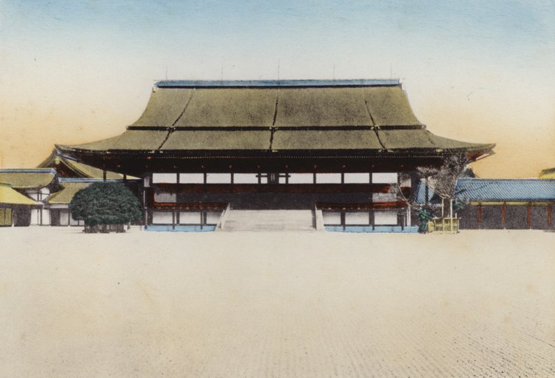 Japan, ca. 1912: Shishinden-Halle im Kaiserpalast von Kyoto, genutzt für Neujahrsempfänge und andere große Zeremonien; Die Krönung des jetzigen Kaisers fand hier 1868 statt, Kyoto (Foto) von Photographer Japanese