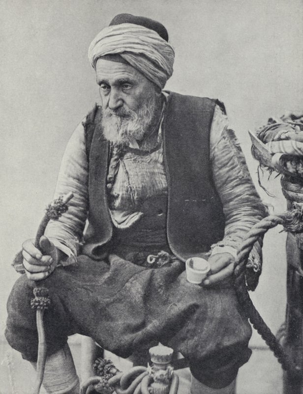 Bauer raucht eine Wasserpfeife, Izmir, Türkei von Photographer Turkish