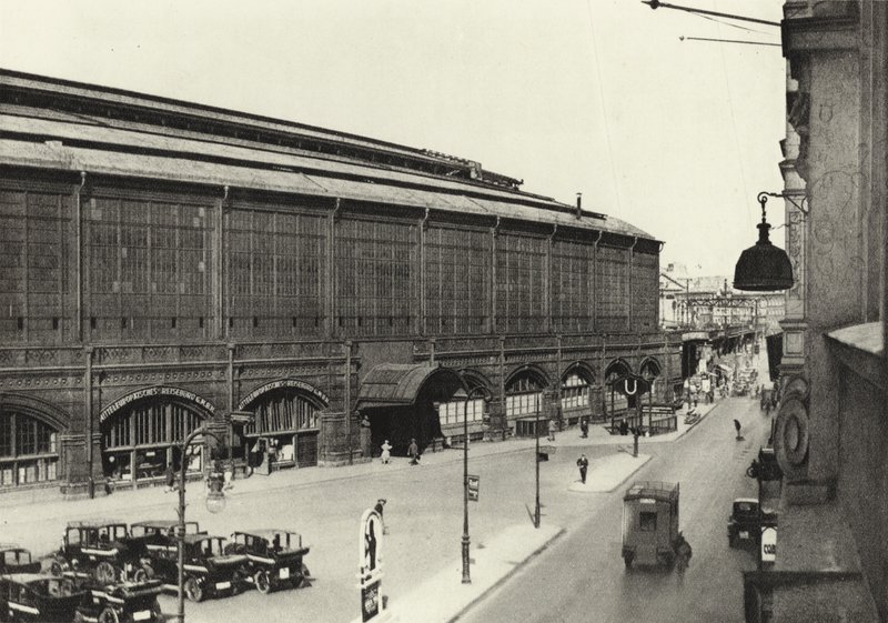 Berlin: Bahnhof Friedrichstraße von Sasha Stone
