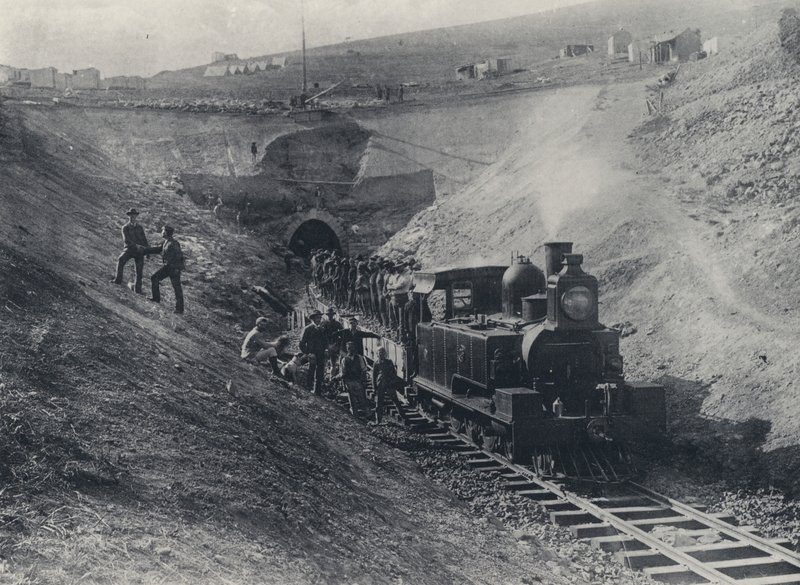 Charlestown-Tunnel und Lokomotive der Natal Government Railway von South African Photographer