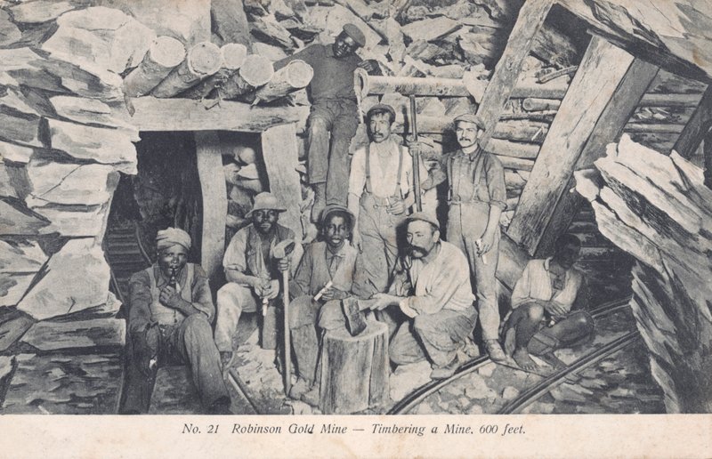 Bergleute installieren Holzstützen 600 Fuß unter der Erde, Robinson-Goldmine, Südafrika (s/w Foto) von South African Photographer