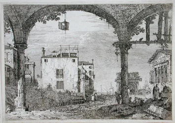 Ansicht durch eine Arkade auf Küstengebäude