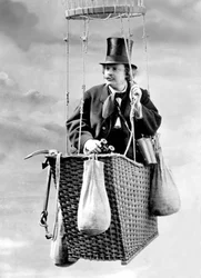 Französischer Fotograf Gaspard Felix Tournachon genannt Felix Nadar (1820-1910), hier ein Selbstporträt im Studio in einer Gondel eines Heißluftballons