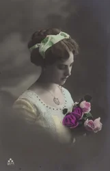 Mädchen, das in einen Rosenstrauß schaut