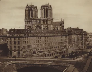 Notre-Dame verdeckt durch das alte Hôtel-Dieu
