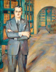 Porträt des Notars in einem Anzug mit Jackett, Krawatte und Brille, in seiner Bibliothek mit Regalen voller Bücher