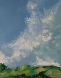 Grüne Hügel zwischen Wolken