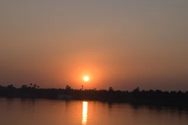 Goldene Sonnenuntergangsreflexionen auf einem ruhigen Fluss