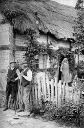 Zwei Männer im Gespräch vor einem Landhaus nahe Lucton, Herefordshire, um 1922.