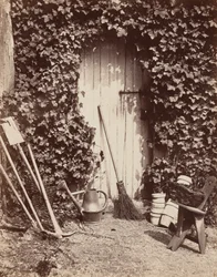 Türöffnung mit Gartengeräten, um 1860