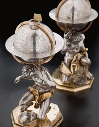 Zwei außergewöhnliche terrestrische und himmlische Globen, unterstützt von Herkules und Atlas, Augsburg