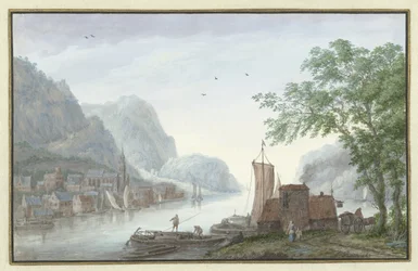 Bergige Landschaft mit Blick auf ein Dorf an einem Fluss