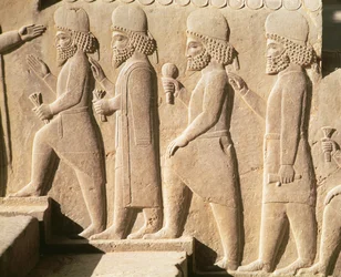 Relief, das medische Wachen von den Treppen der Triplyon-Halle darstellt, Achämenidenzeit, 6.-5. Jahrhundert v. Chr.