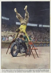 Ein menschlicher Bogen balanciert zwischen zwei Stühlen, während ein Motorrad darunter hindurchfährt