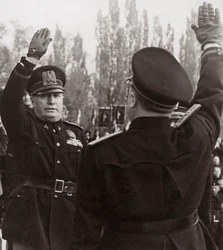 Benito Mussolini ehrt einen faschistischen Beamten mit einem Salut