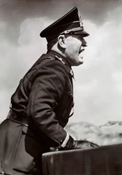 Mussolini hält eine Rede