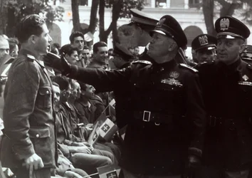 Mussolini salutiert einem Soldaten