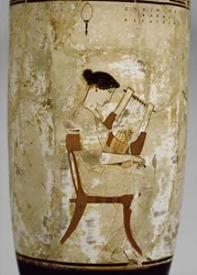 Attische weißgrundige Lekythos, dekoriert mit einer Frau, die eine Kithara spielt (glasierte Terrakotta)