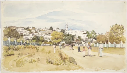Männer, Frauen und Kinder, die auf einer Straße mit einem Dorf im Hintergrund gehen, Jalapa (Xalapa), Veracruz, Mexiko
