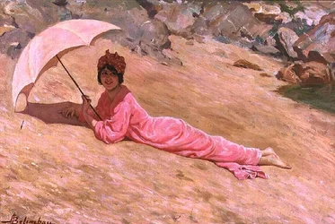 Mädchen, das am Strand mit einem rosa Sonnenschirm liegt