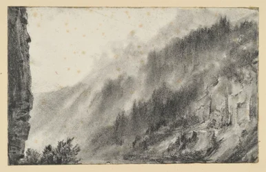 Gebirgslandschaft mit wabernden Nebeln, links aufragende Felswand