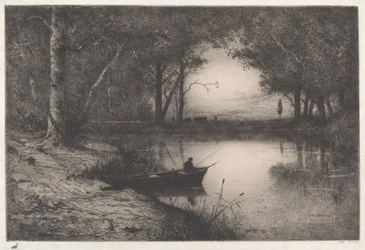 Ein Fischer in einem bewaldeten Teich am Abend