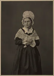 Frau im Lothringer Kleid