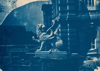 Skulptur eines Greifen auf einer Baustelle in Marseille