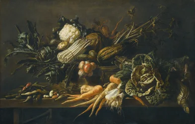 Stillleben mit Artischocke, Spargel, Grünkohl, Zwiebeln, Bohnen, Karotten und anderem Gemüse auf einer Holzbank