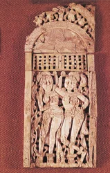 Indische geschnitzte Tafel mit zwei weiblichen Figuren unter einem Torana, aus Begram, Afghanistan, 1.-2. Jahrhundert